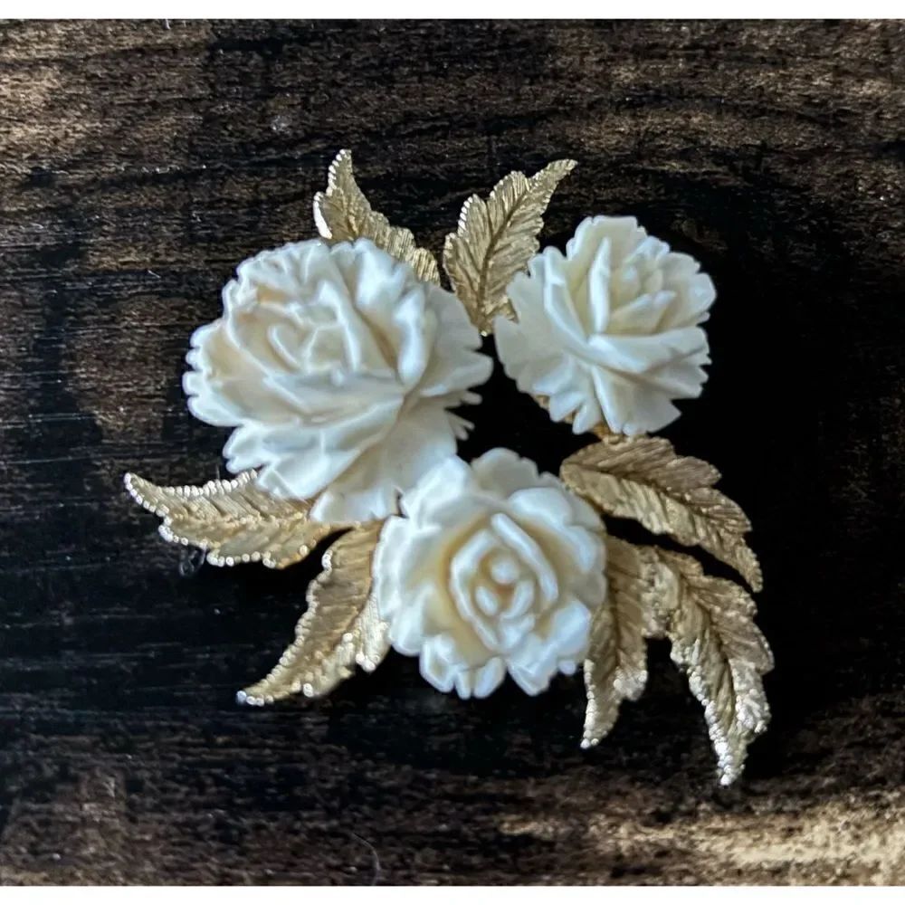 Vintage Ledo Celluloid Rose /Gold
Leaf Pin